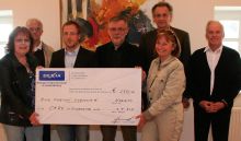 Die Chancengleicheitskommission, die Kulturkommission und der Schöffenrat der Gemeinde Koerich überreichen einen Scheck in Höhe von 1.550 Euro an CARE. (Foto: CARE Luxemburg)