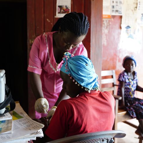 Un médecin fait une consultation