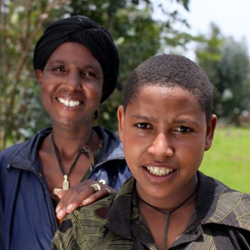 Eleni und ihre Mutter Asmarech in Amhara, Äthiopien. Eleni nimmt an einem CARE-Programm zur Unterstützung der sexuellen Gesundheit von Mädchen teil. (Foto:CARE/Josh Estey)