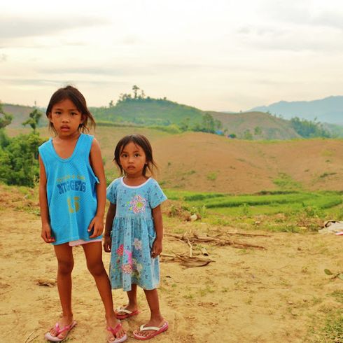 Mina und Nena (Namen geändert) in Sara, Iloilo. CARE unterstützte die Gemeinde mit sicheren Unterkünften nach Taifun Haiyan. (Foto: CARE)