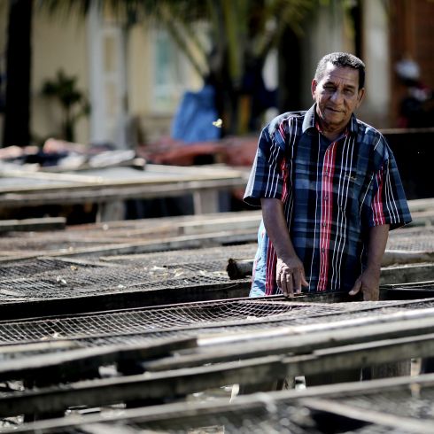 Heute blickt M. Noor Usman optimistisch in die Zukunft. Nach dem Tsunami half ihm CARE beim Wiederaufbau seines Unternehmen. (Foto: CARE/ Josh Estey)
