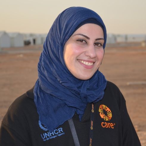 Die 30-jährige CARE-Helferin Ashma unterstützt Flüchtlinge bei ihrer Ankunft im Azraq-Flüchtlingscamp. (Foto: CARE/Anders Nordstoga)