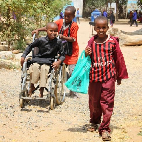 Ismail und seine Freunde auf dem Weg zur Juba Primary School. (Foto: CARE/Sabine Wilke)