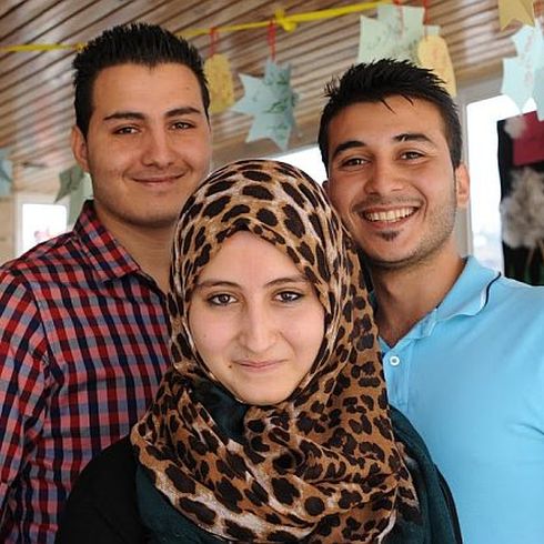 Raneem in der Mitte ihrer Brüder Mayas (links,23 Jahre) und Omar (rechts,26 Jahre). Sie ist Teilnehmerin bei einer Diskussiongruppe von CARE in Jordanien und setzt sich für die Ausbildung junger Frauen ein. (Foto:CARE/Mary Kate MacIsaac)