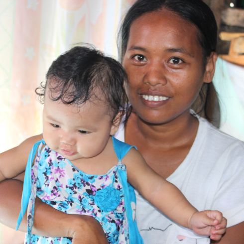 Baby Yolanda erblickte inmitten von Wirbelsturm Haiyan das Licht der Welt. Heute heißt die Kleine Mary Alphons und ist für Mutter Lourdes ein Zeichen der Hoffnung. (Foto: CARE)