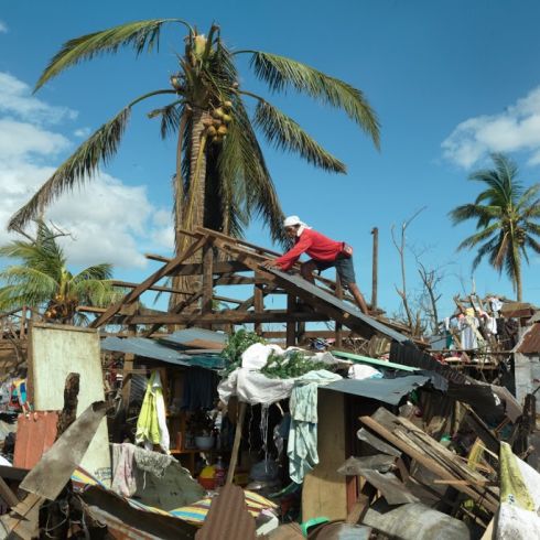 Auf den Philippinen arbeiten die Gemeinden weiterhin am Wiederaufbau. CARE unterstützte bereits 15.000 Menschen mit Baumaterialien. (Foto: CARE/Peter Caton)