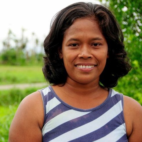 Aileen Militantes und ihr Ehemann Edgar haben durch Wirbelsturm Haiyan alles verloren. Dank der Unterstützung von CARE konnten sie bereits mit dem Wiederaufbau ihres Hauses beginnen. (Foto: CARE)