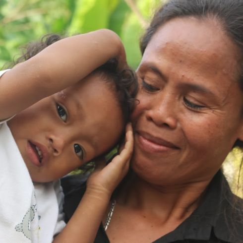 Nach Taifun Haiyan: Juliet, 44, und ihr jüngstes Kind. Für ihre Kinder würde die alleinerziehende Mutter alles tun. (Foto: CARE/Winnie Aguilar)