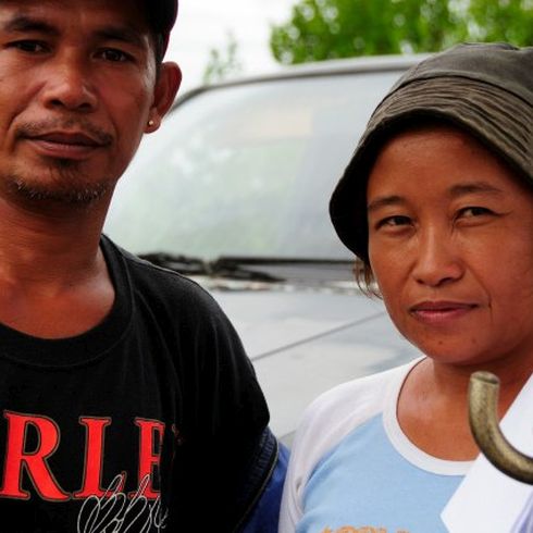 Durch Taifun Haiyan verloren Emma und Michael ihr Zuhause und wichtigste Einkommensquelle: die Reisfelder. CARE unterstützt die Familie mit Baumaterial und Bargeld. (Foto: CARE)