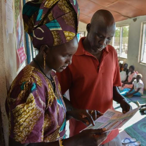 Vor allem schwer verletzte und erkrankte Menschen befinden sich zur Zeit im CARE-Gesundheitszentrum in Panyagor, Südsudan. Gesundheitsexperin Rebecca Achol plant die nächsten Tage.