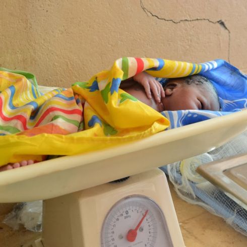 Der kleine Akim wiegt 3,2 kg und wurde in dem von CARE unterstützem Krankenhaus geboren. (Foto: CARE/ Dan Alder)