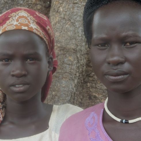 Nyamoch Simon Tut, 17, und ihre Schwester Nyagonar, 13, flohen vor heftigen Kämpfen aus ihrer Heimatstadt. (Foto: CARE/Dan Alder)