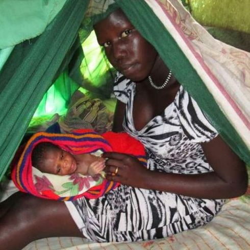 Eine junge Mutter musste mit ihrem Baby vor Gewalt fliehen. In der Region Unity, im Norden des Südsudans, unterstützt CARE die Gesundheit von Vertriebenen. (Foto: CARE)