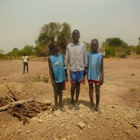 Sie haben sich auf der Flucht vom Südsudan nach Uganda kennengelernt. Jetzt leben die Jungen ohne Hab und Gut in einem kleinen ugandischen Dorf und brauchen dringend Hilfe. (Foto: CARE/Nicholas Brooks)
