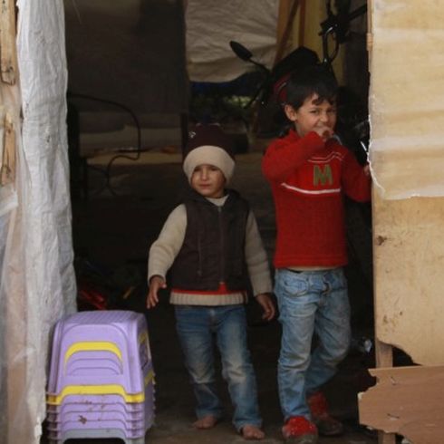 Syrische Flüchtlingskinder müssen die Zähne zusammenbeißen, nur so können sie den bitterkalten Winter im Libanon überstehen. (Foto: CARE/Johanna Mitscherlich)