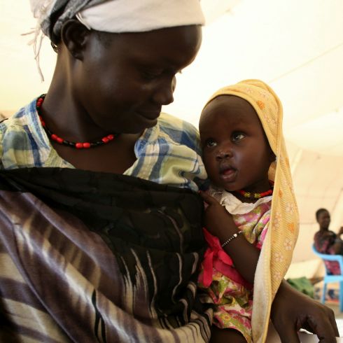Mütter und Kinder erhalten Behandlungen in Pariang, einem von CARE unterstützen Gesundheitszentrum im Südsudan. (Foto: CARE/Josh Estey)