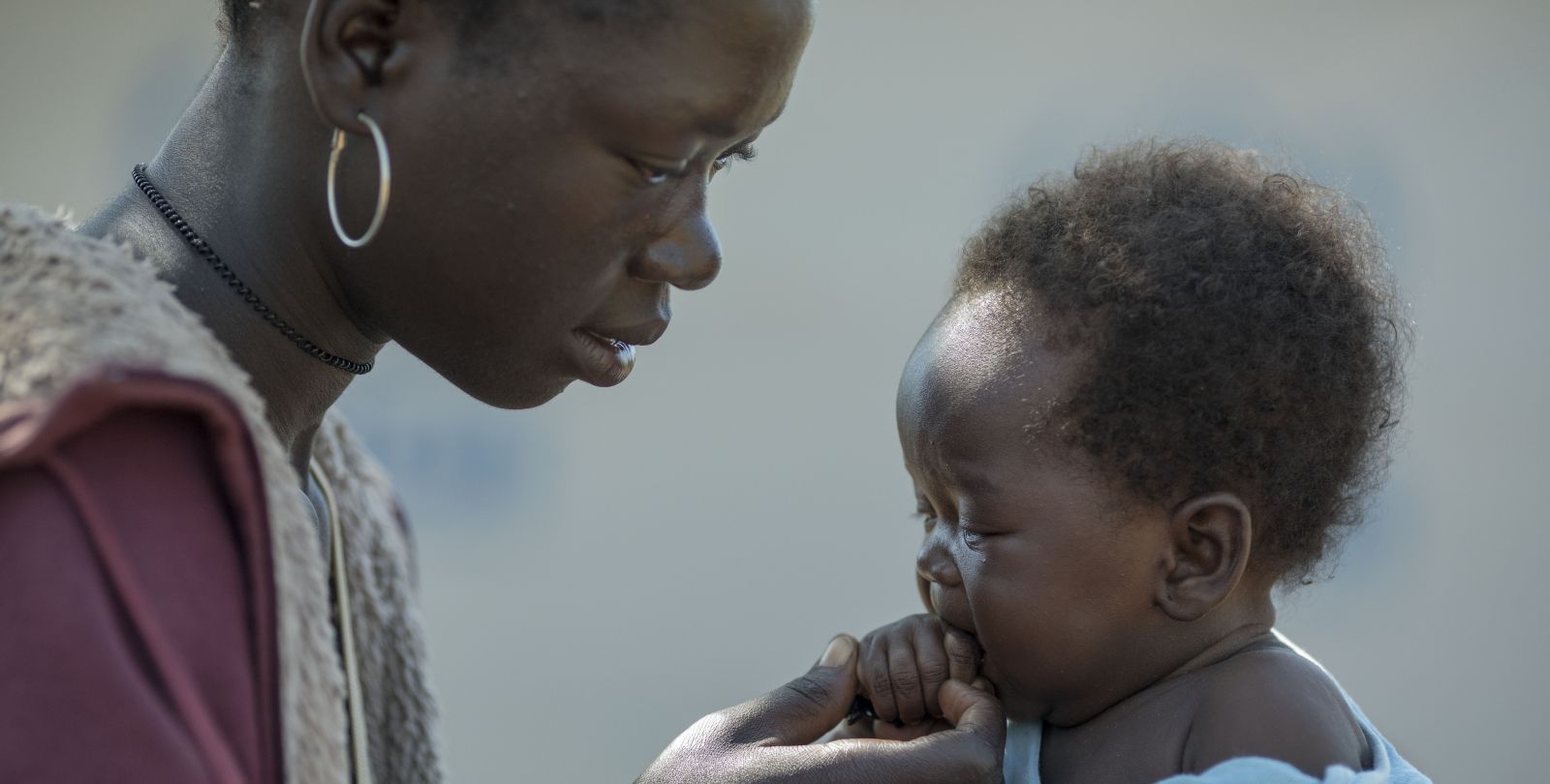 Une mère avec son jeune enfant en Ouganda