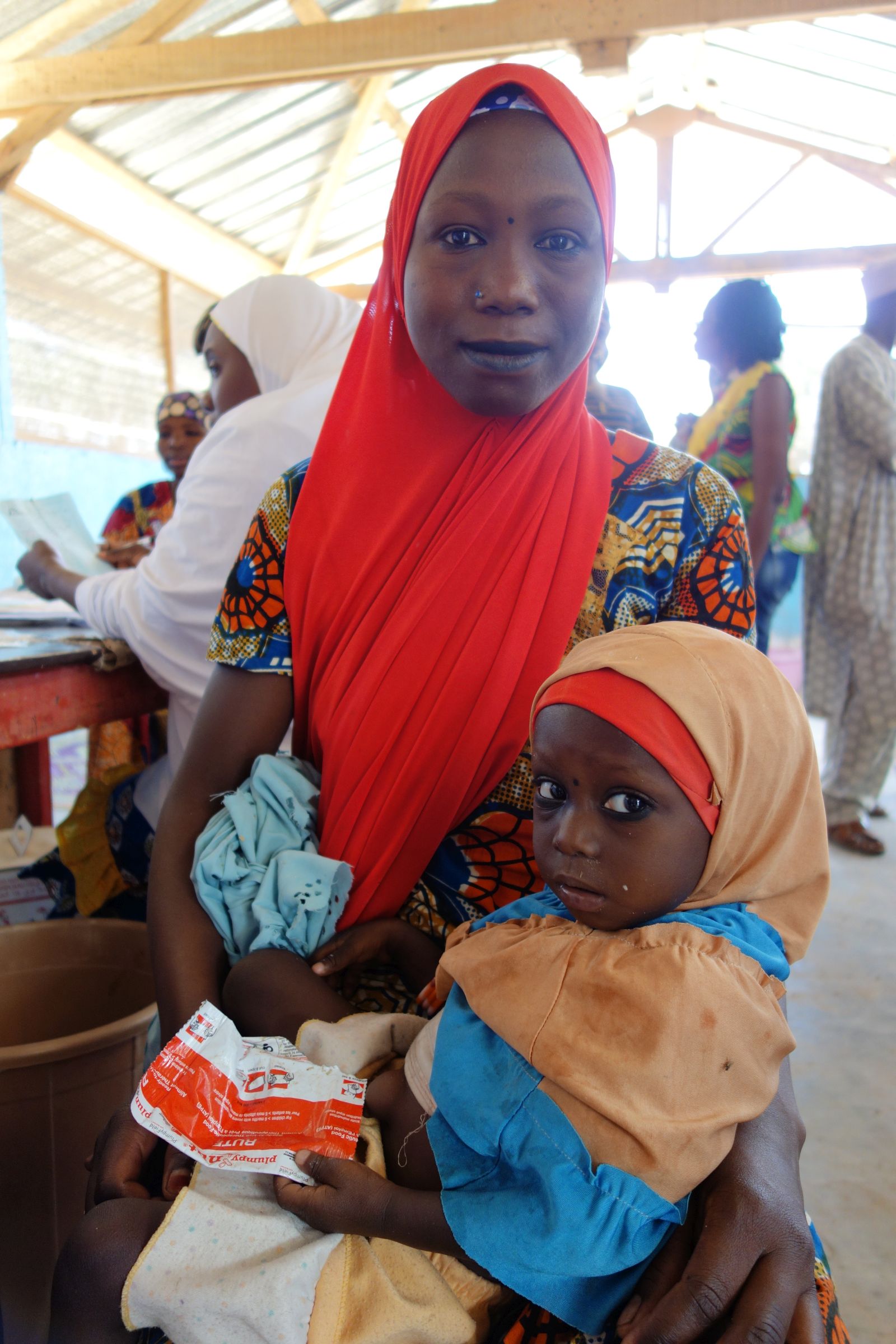 Une femme dans un centre de nutrition avec ses enfants
