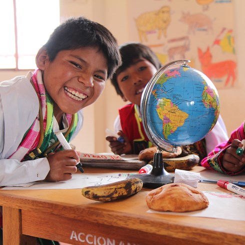 Deux garçons à l'école en Bolivie 