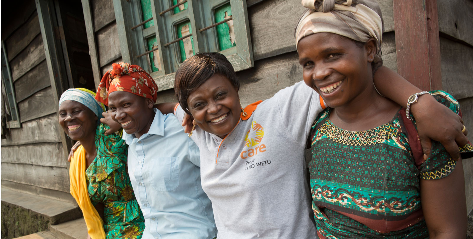 Des bénévoles de CARE au Congo s'entrelacent en souriant