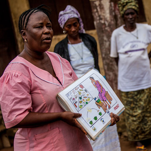 Une conseillère hygiène sensibilise à la maladie d'Ebola