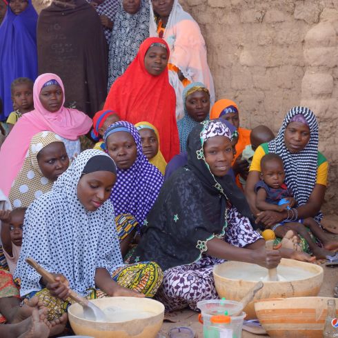 Deux "Mamans Lumières" cuisinant lors d'une démonstration culinaire