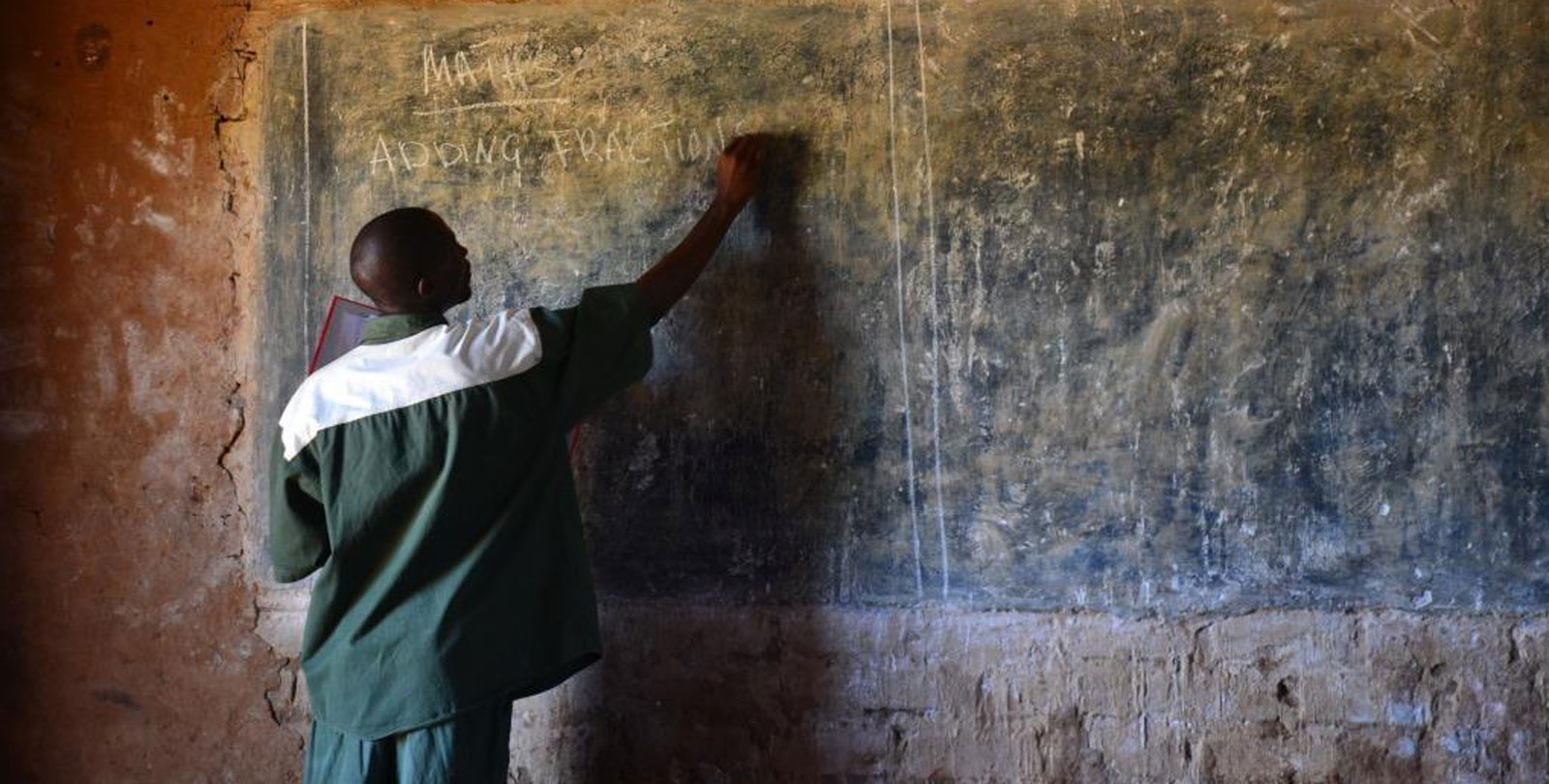 Un instituteur dans une école communale soutenue par CARE à Zambie.