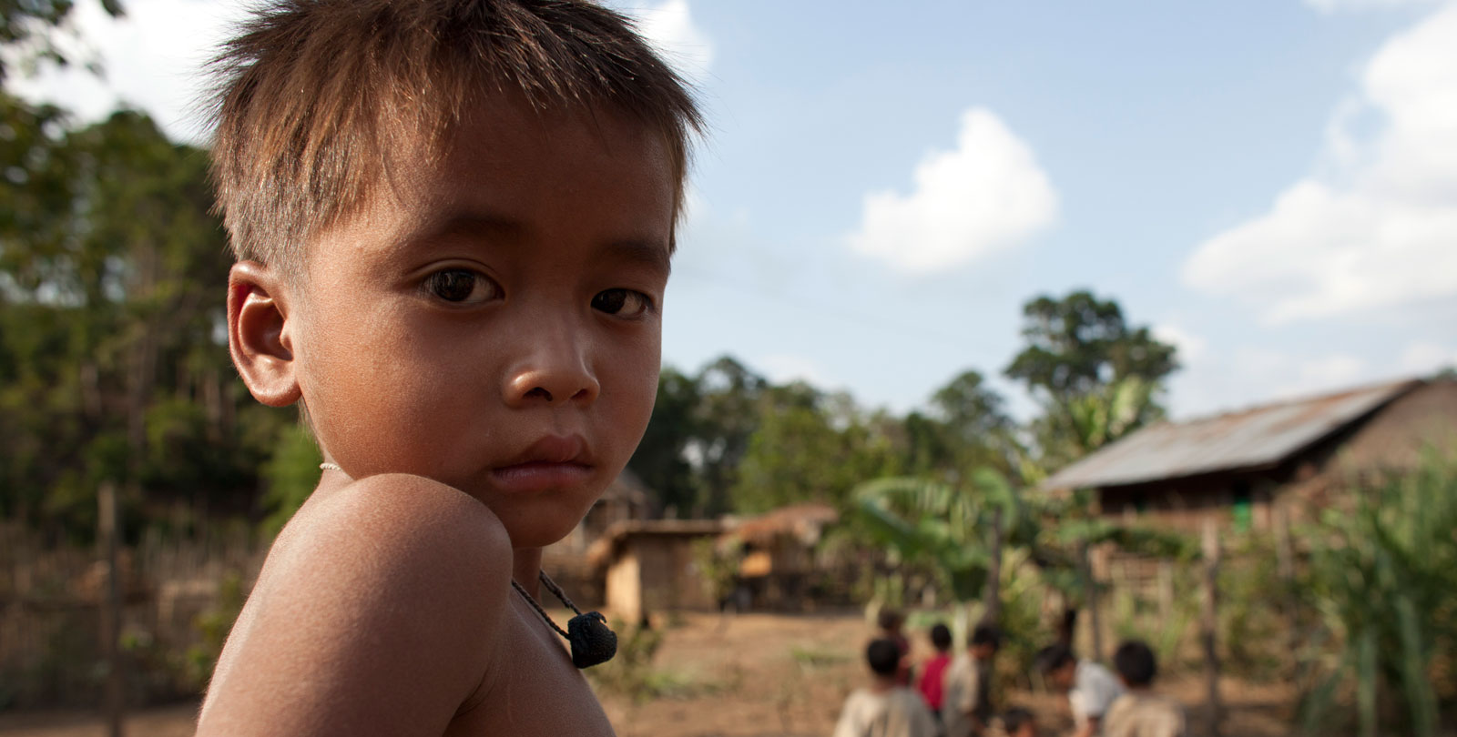 Un garçon devant son village isolé 
