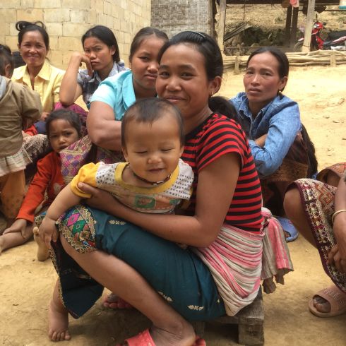 Une femme avec son bébé sur son bras. 