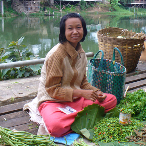 Une femme traite des légumes. 