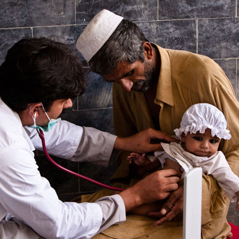 Un petit enfant est examiné par un médécin