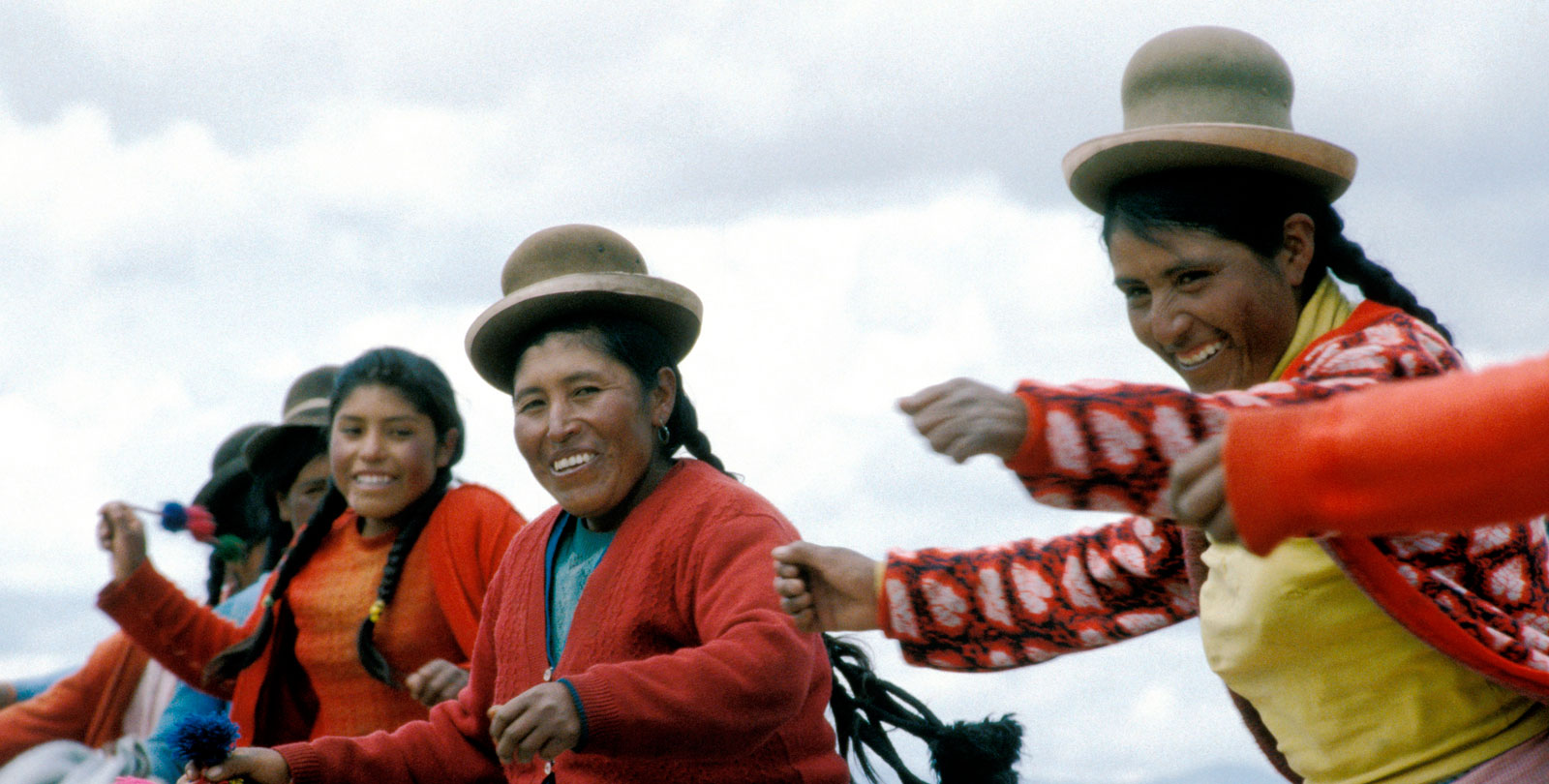Une villageoise des Andes dancent une danse traditionelle.