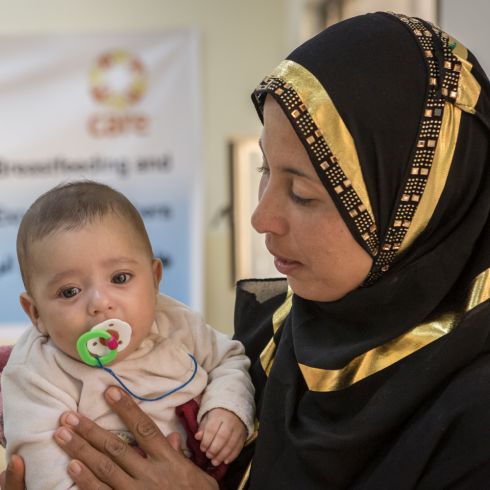 Une femme et son nouveau-né dans un centre maternel de CARE en Irak