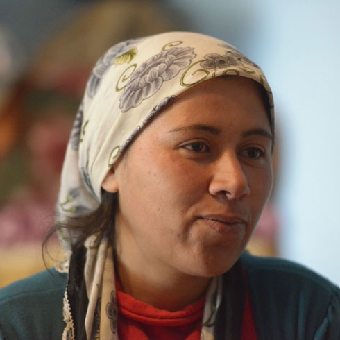 Une femme portant un foulard