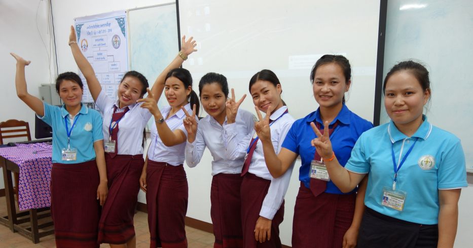Sages-femmes nouvellement diplômées pour intervenir dans les communautés éloignnées au Laos