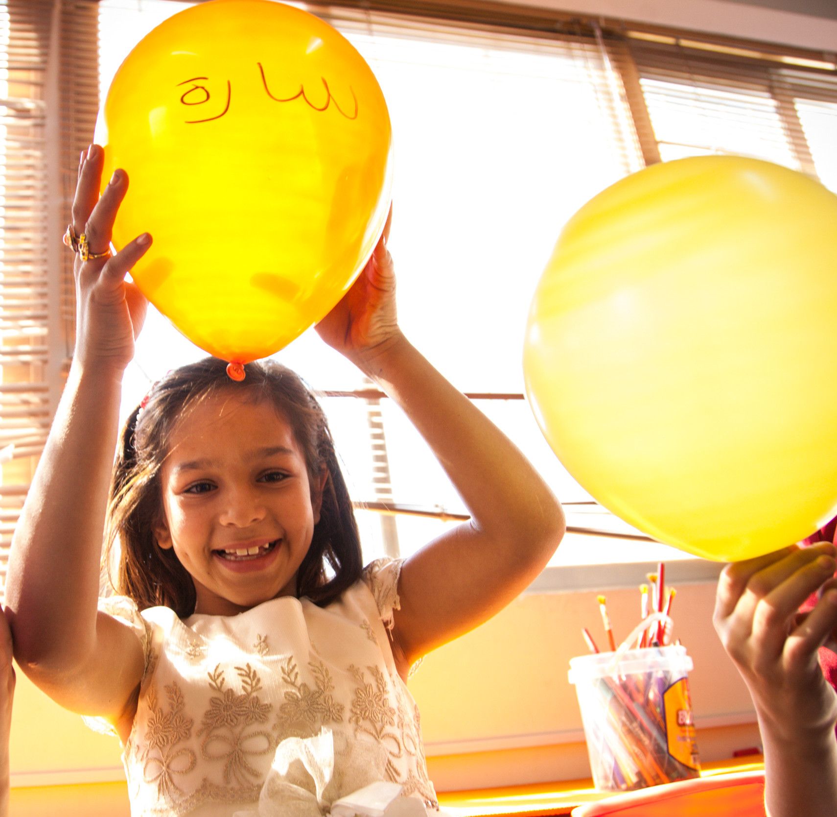 Une fille joue avec un ballon