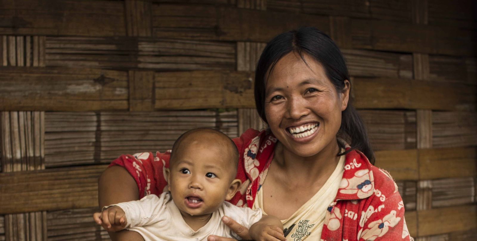 Une mère au Myanmar avec son enfant