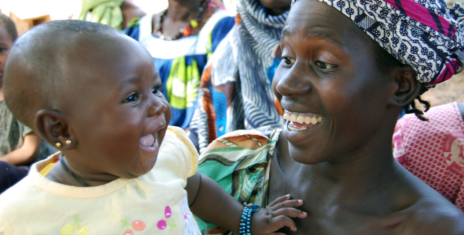 Une mère au Mali tenant son enfant sur les bras