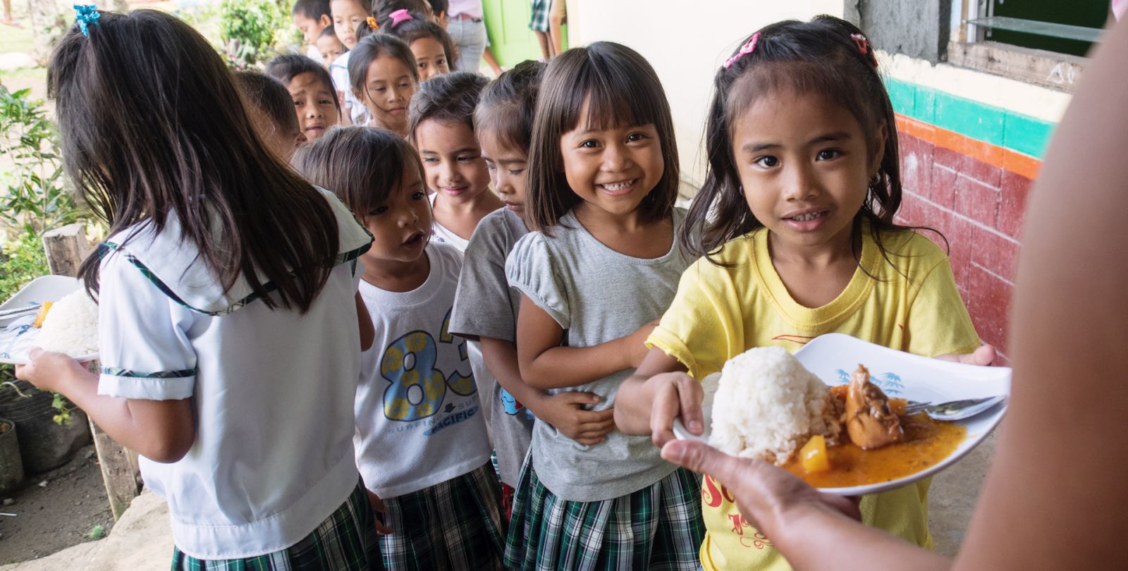 Distribution de repas dans une école aux philippines après un ouragan
