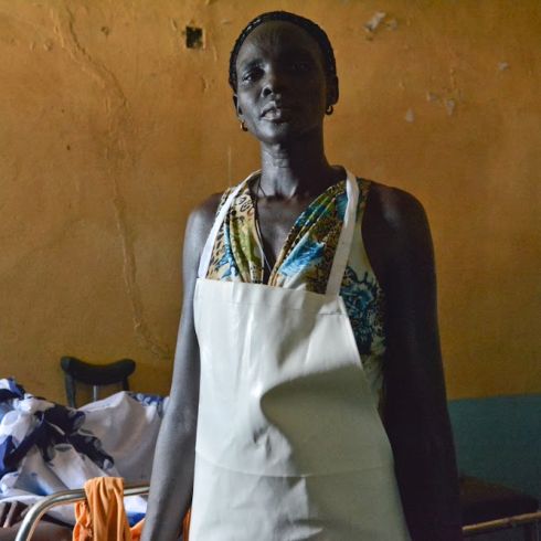 Eine traditionelle Geburtshelferin im Südsudan. Zum Schutz von Frauen und Mädchen fehlt es auch an medizinischem Personal. (Foto: CARE/Dan Alder)