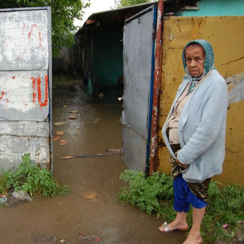 Gerade Roma-Gemeinden wie hier in Serbien sind besonders schwer betroffen. (Foto: NSHC; ADH/Zanettini)