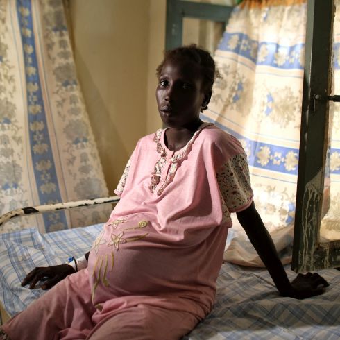 Mary steht kurz davor ihr sechstes Kind auf die Welt zu bringen. CARE unterstützt Frauen im Südsudan, damit sie und ihre Kinder überleben. (Foto: CARE/Josh Estey)