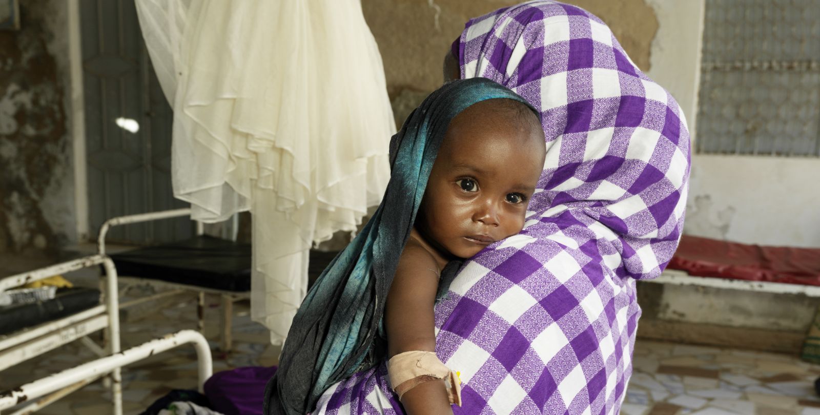 Une femme en Somalie tient son bébé dans ses bras
