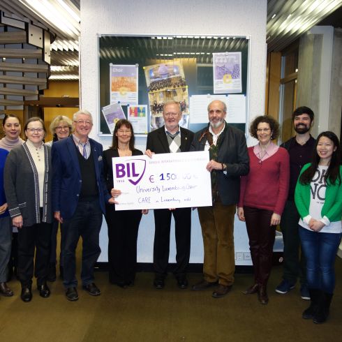 Remise de chèque du Choeur de l'université du Luxembourg et de l'ensemble musical Divertimento au profit des projets de CARE