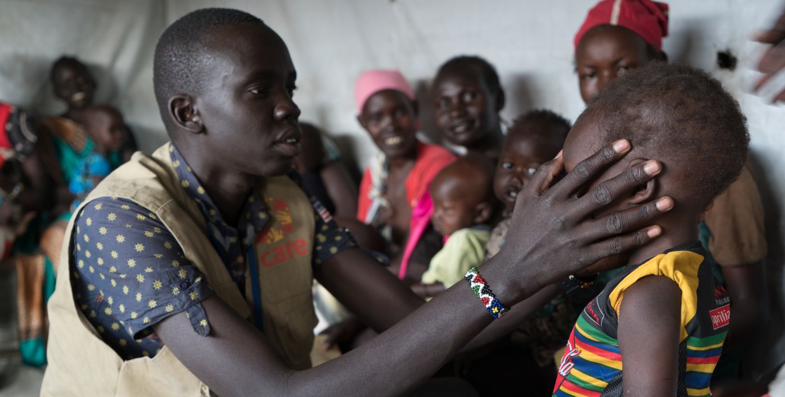 Un médecin au Soudan du Sud examine un enfant
