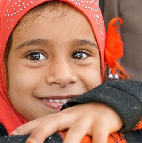 Une jeune fille au Yémen qui va chercher de l'eau